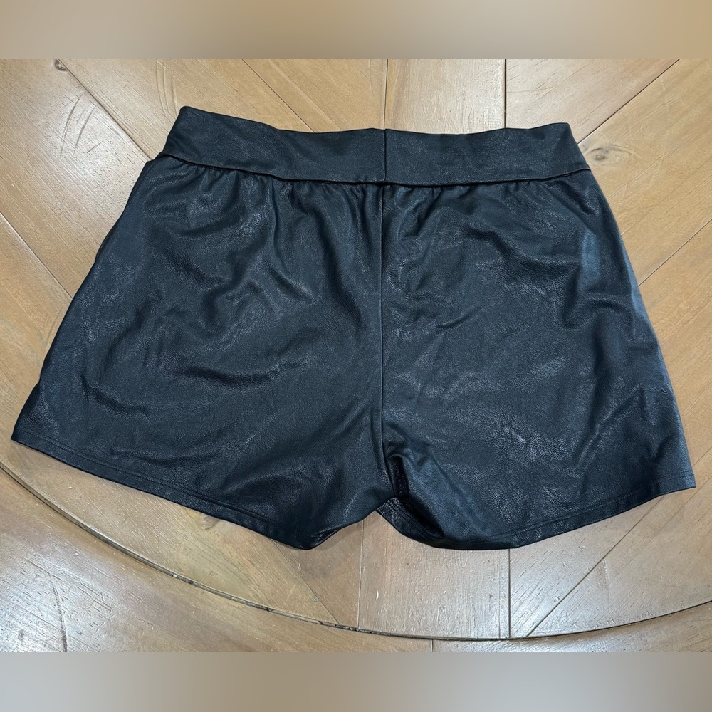 Commando Faux Leather Relaxed Short - Picture 10 of 11